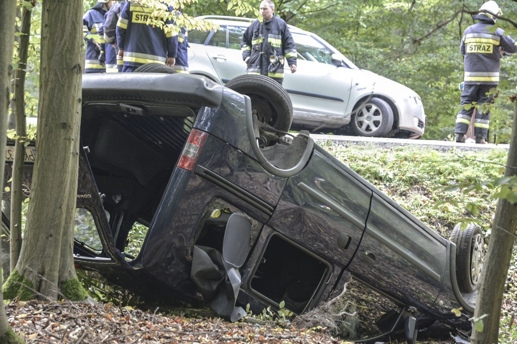 Wypadek dwóch samochodów na drodze do Sulmierzyc