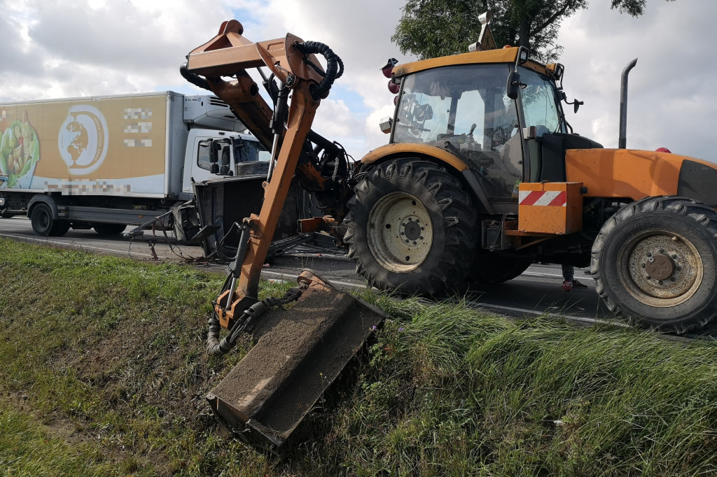Wypadek za Bożacinem. Ciężarówka uderzyła w ciągnik z przyczepką