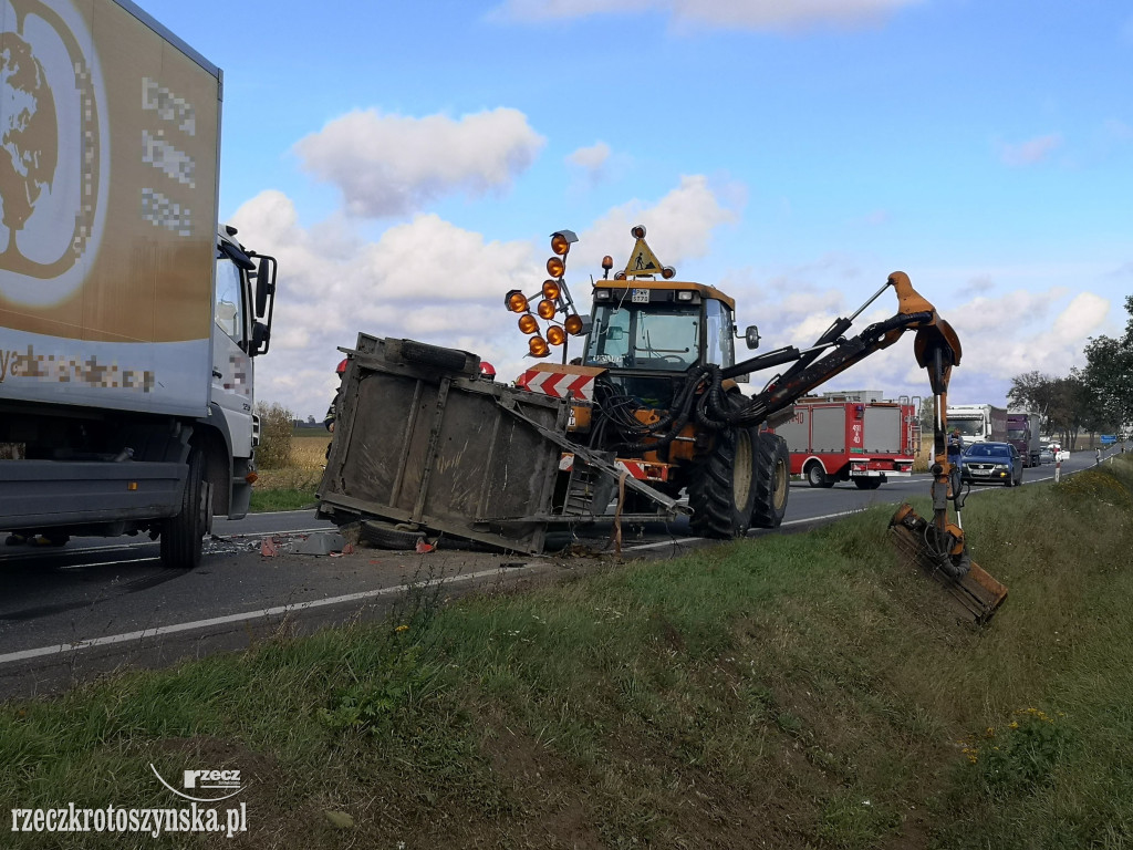 Wypadek za Bożacinem. Ciężarówka uderzyła w ciągnik z przyczepką
