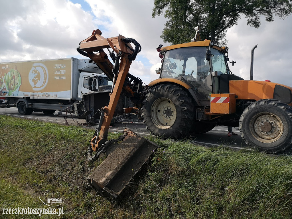 Wypadek za Bożacinem. Ciężarówka uderzyła w ciągnik z przyczepką