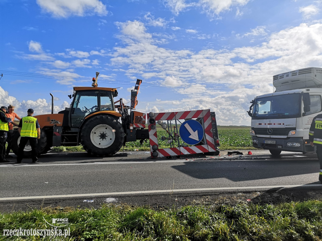Wypadek za Bożacinem. Ciężarówka uderzyła w ciągnik z przyczepką