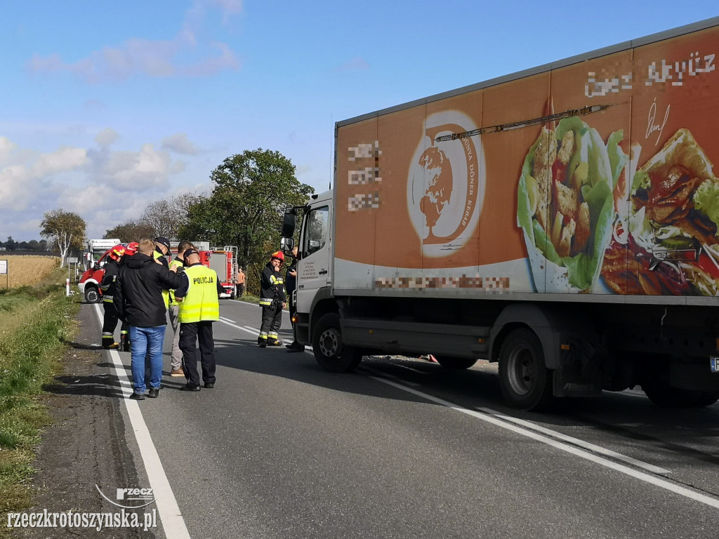 Wypadek za Bożacinem. Ciężarówka uderzyła w ciągnik z przyczepką