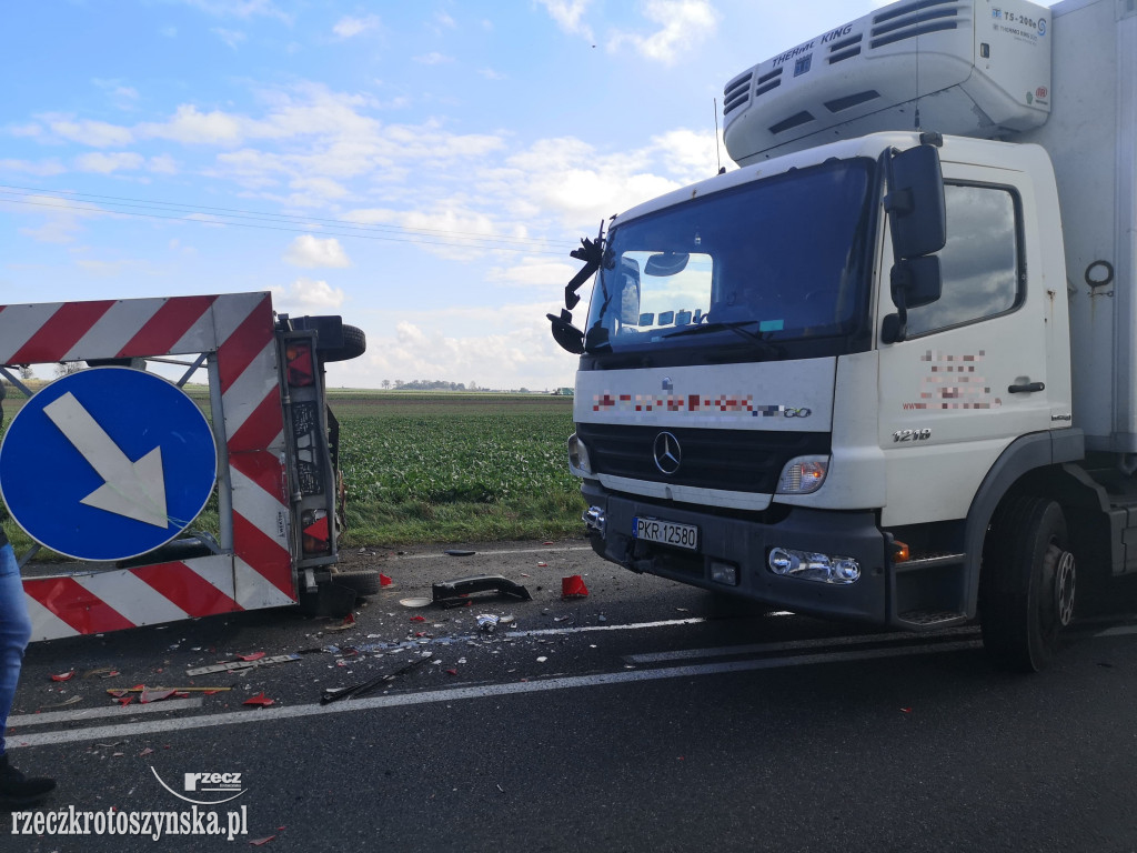 Wypadek za Bożacinem. Ciężarówka uderzyła w ciągnik z przyczepką