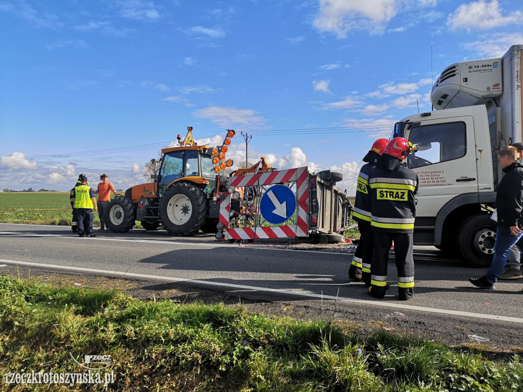 Wypadek za Bożacinem. Ciężarówka uderzyła w ciągnik z przyczepką