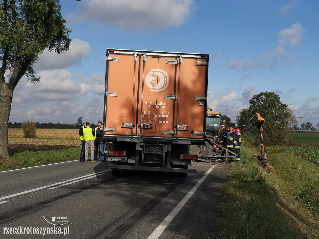 Wypadek za Bożacinem. Ciężarówka uderzyła w ciągnik z przyczepką