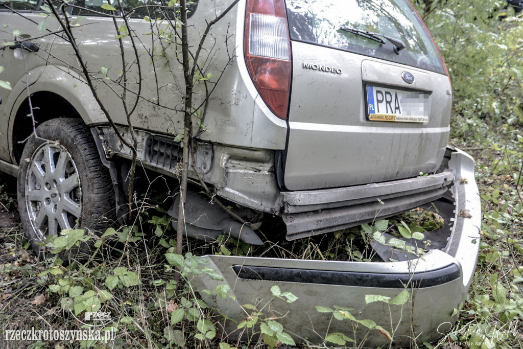 WYPADEK W KOBYLINIE. Auto zjechało z jezdni do lasu