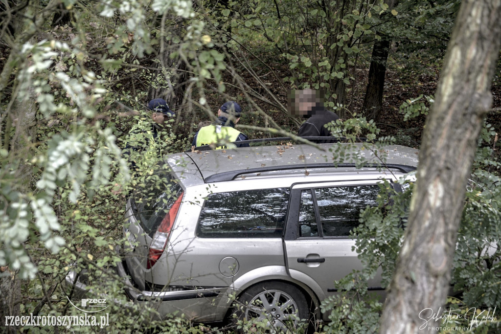 WYPADEK W KOBYLINIE. Auto zjechało z jezdni do lasu