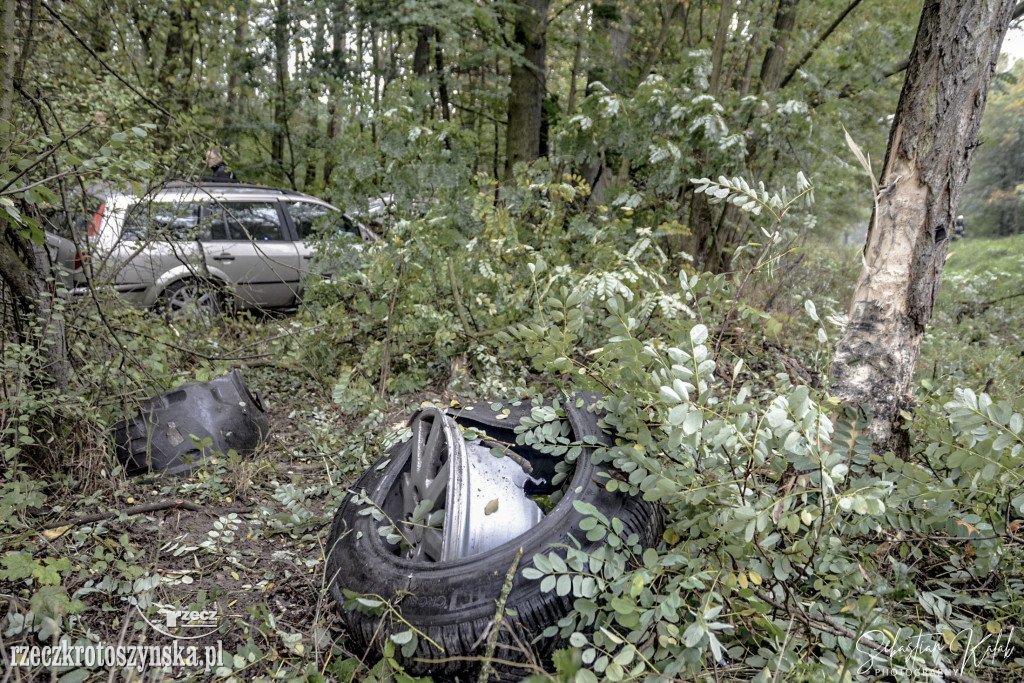 WYPADEK W KOBYLINIE. Auto zjechało z jezdni do lasu