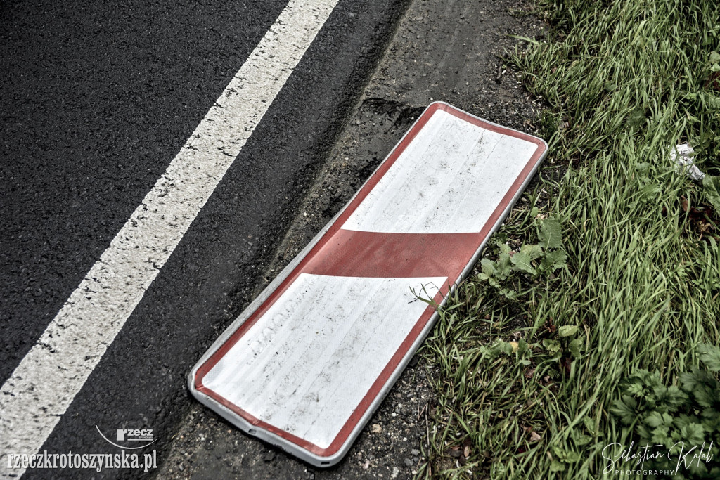 WYPADEK W KOBYLINIE. Auto zjechało z jezdni do lasu
