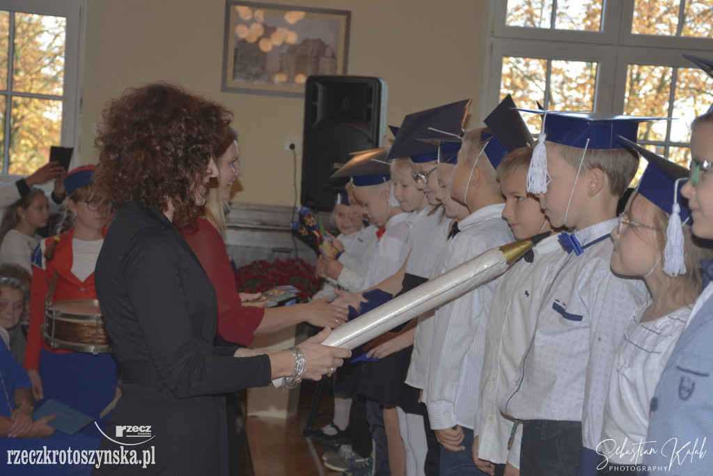 Pasowanie uczniów klas I w piątce