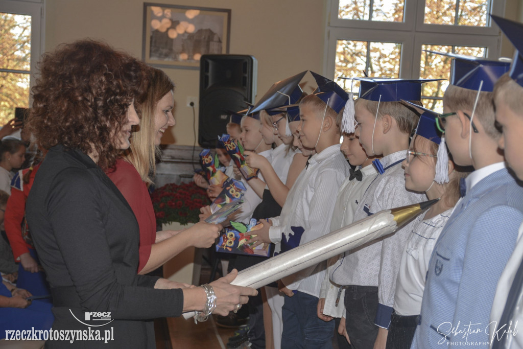 Pasowanie uczniów klas I w piątce