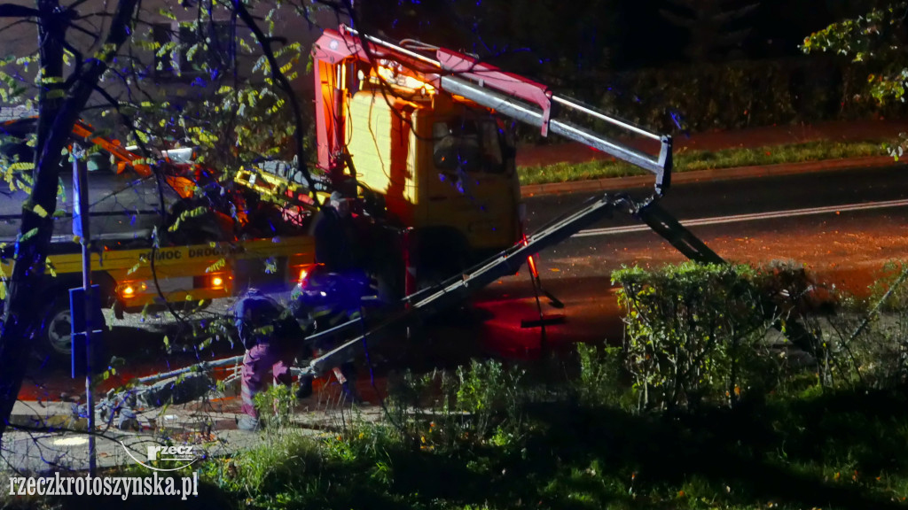 Samochód wjechał w przystanek i uszkodził słup energetyczny