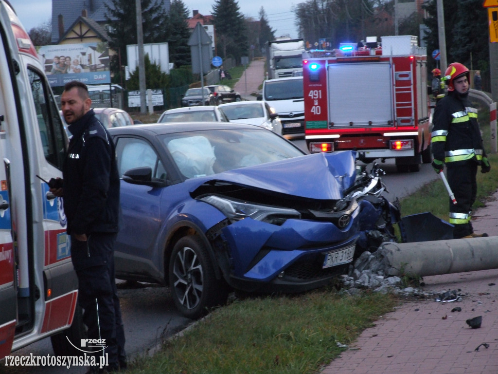 Auto uderzyło w słup na ul. Zdunowskiej