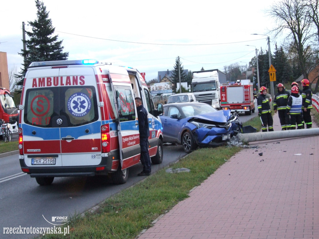 Auto uderzyło w słup na ul. Zdunowskiej