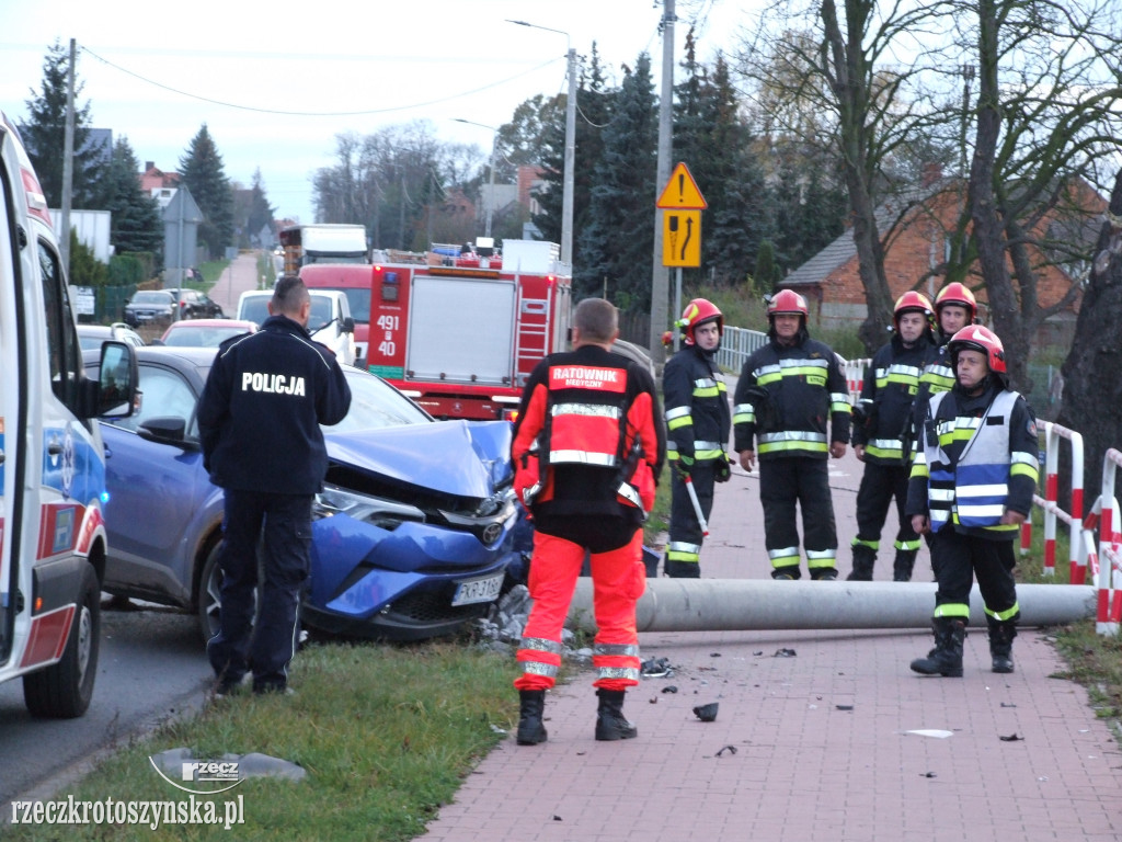 Auto uderzyło w słup na ul. Zdunowskiej
