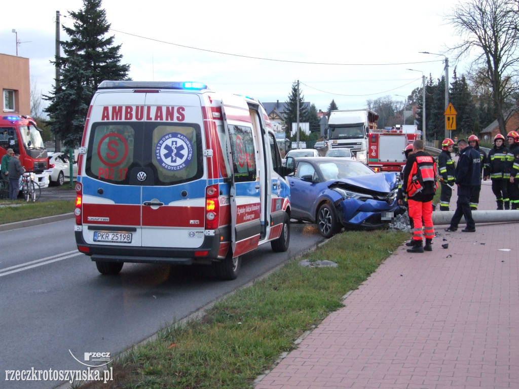 Auto uderzyło w słup na ul. Zdunowskiej