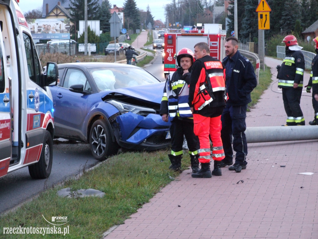 Auto uderzyło w słup na ul. Zdunowskiej