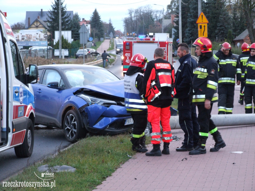 Auto uderzyło w słup na ul. Zdunowskiej