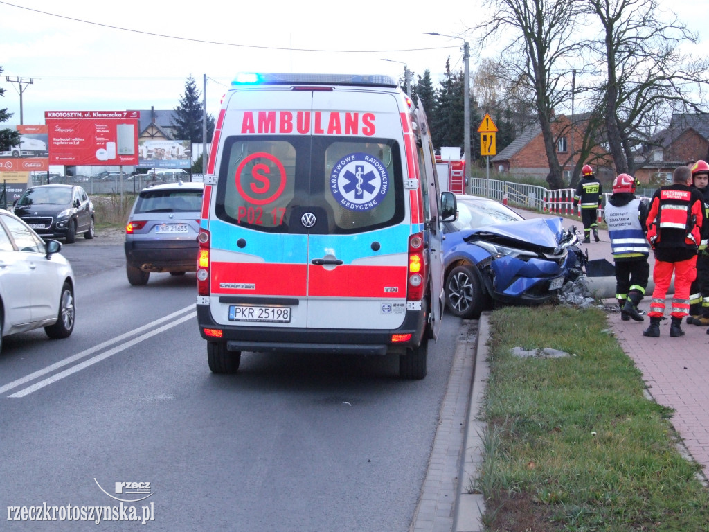 Auto uderzyło w słup na ul. Zdunowskiej