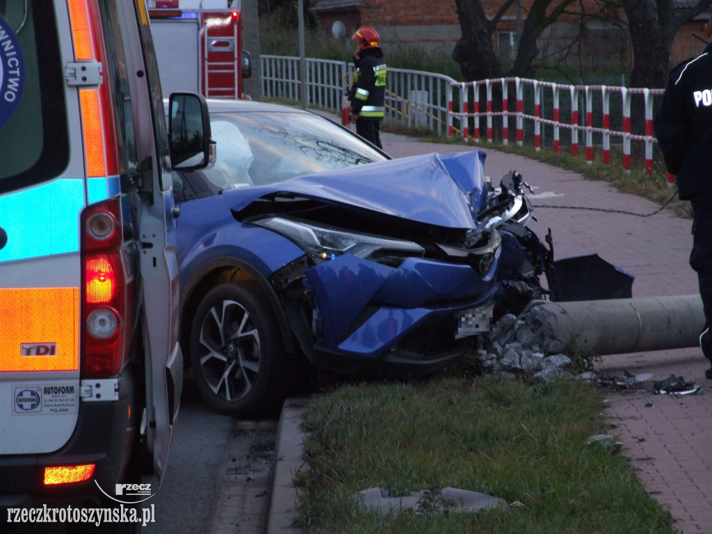 Auto uderzyło w słup na ul. Zdunowskiej