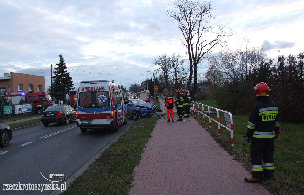 Auto uderzyło w słup na ul. Zdunowskiej