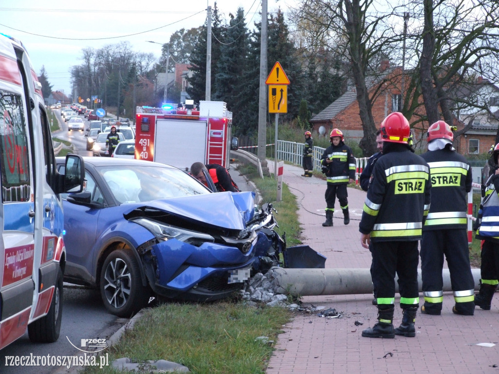 Auto uderzyło w słup na ul. Zdunowskiej