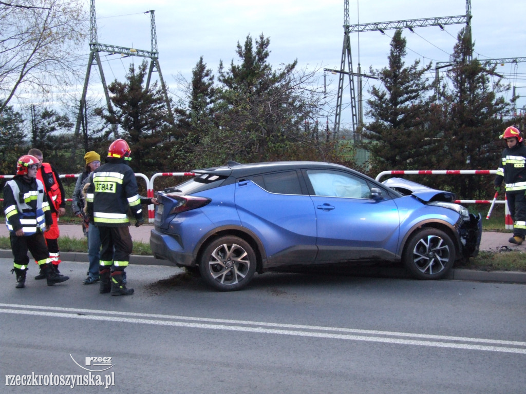 Auto uderzyło w słup na ul. Zdunowskiej