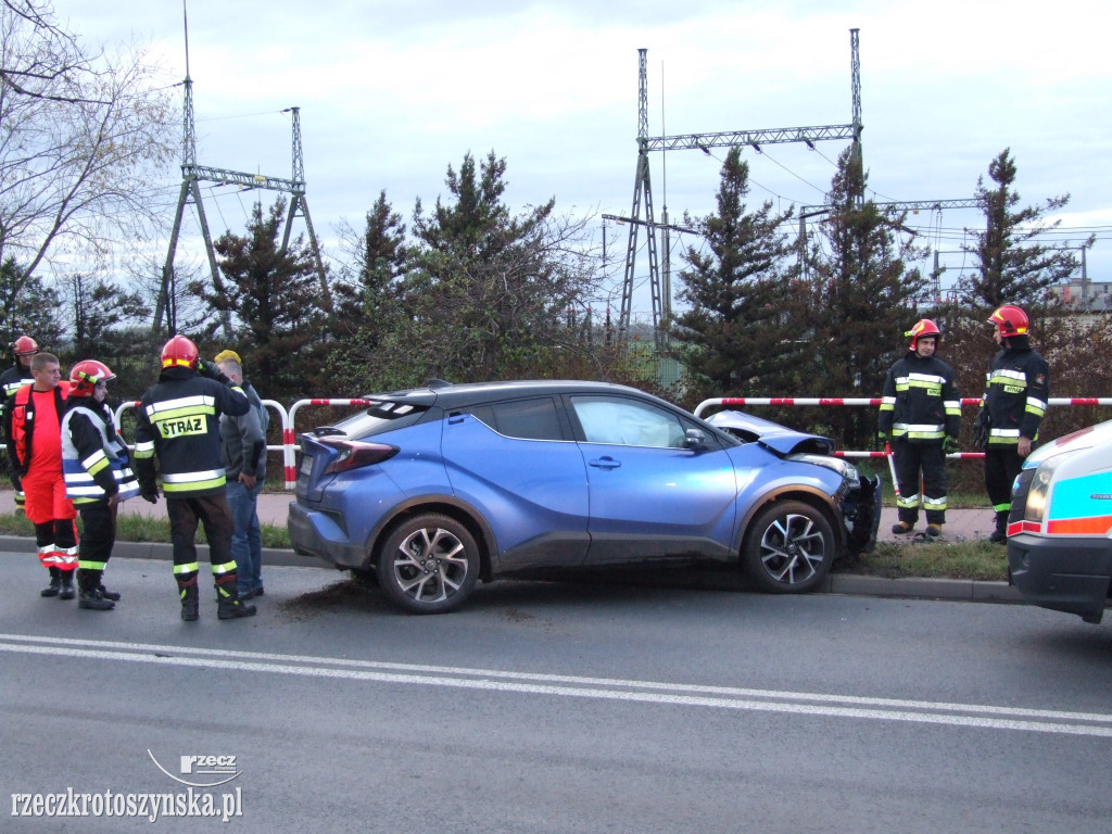 Auto uderzyło w słup na ul. Zdunowskiej