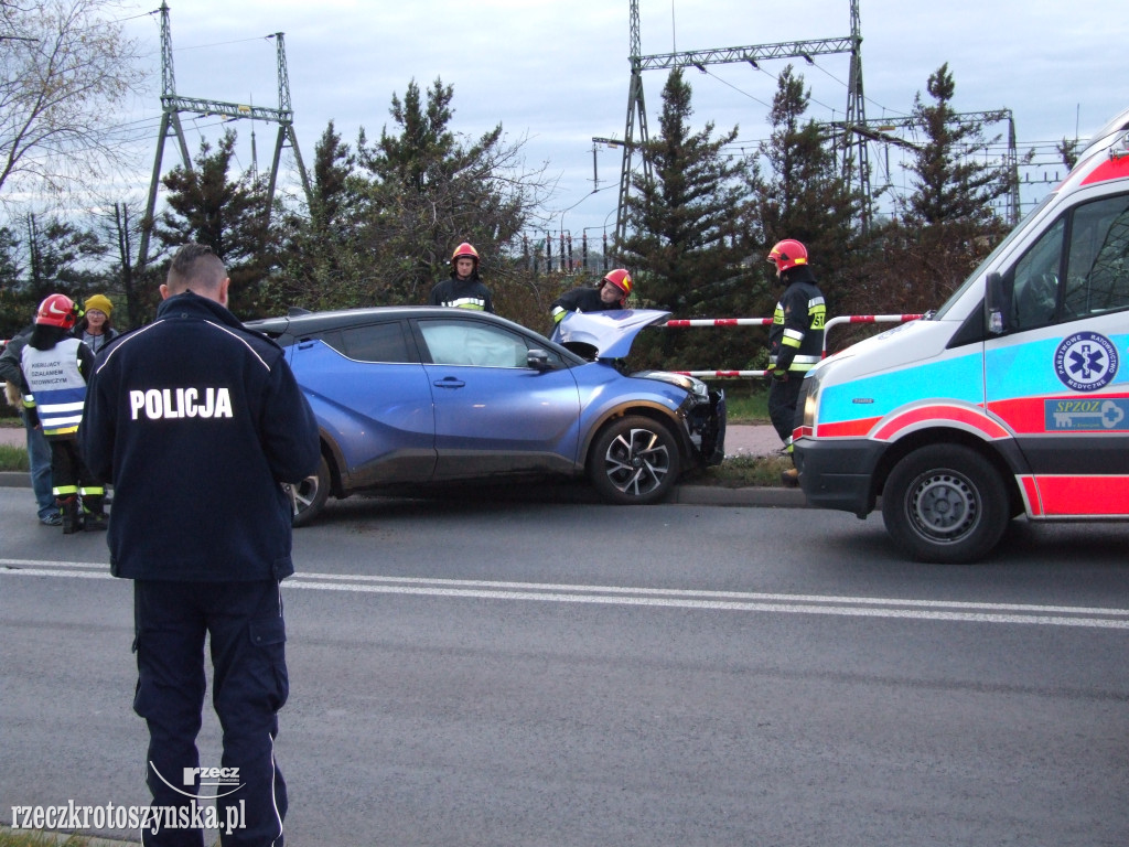 Auto uderzyło w słup na ul. Zdunowskiej