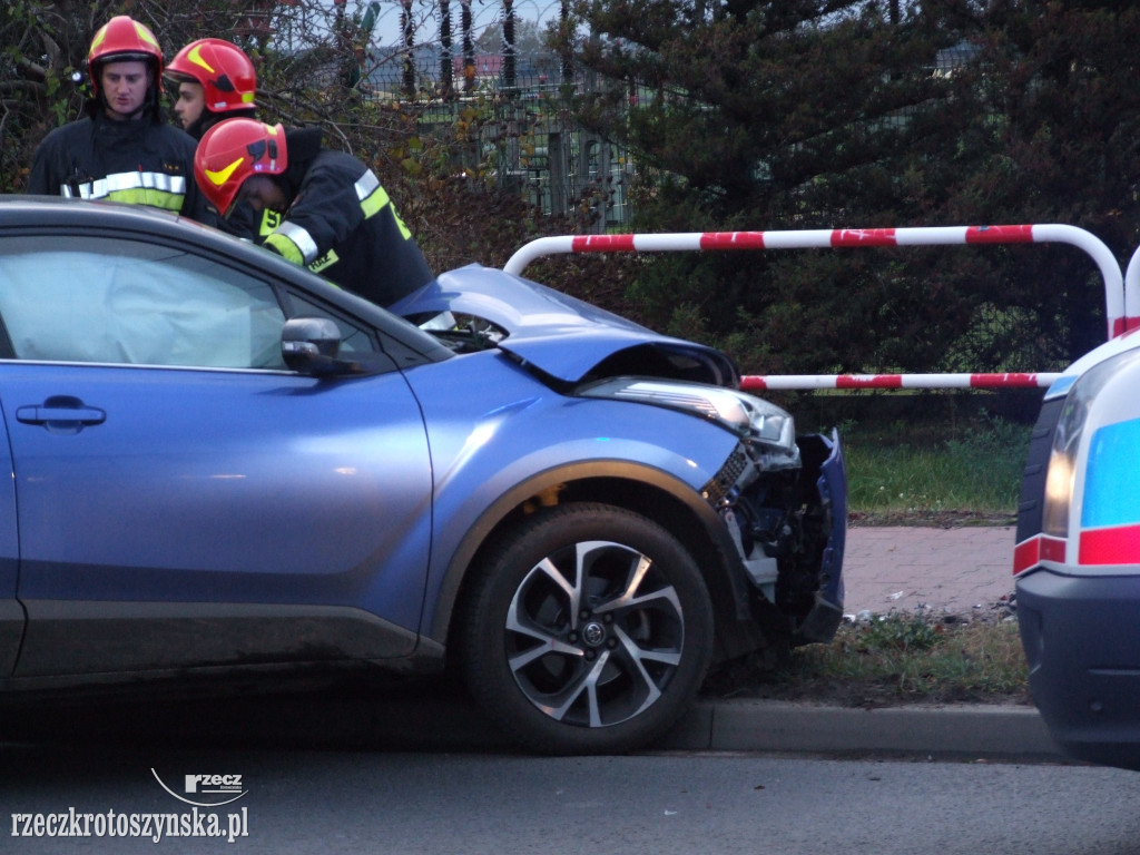 Auto uderzyło w słup na ul. Zdunowskiej