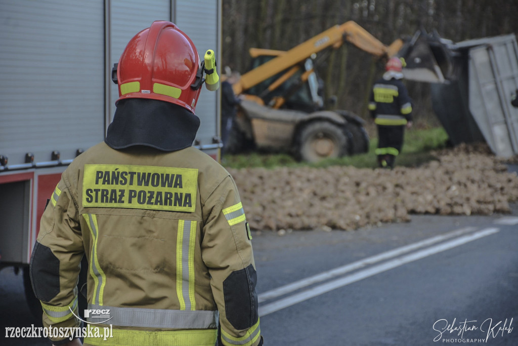 6 ton buraków wysypało się na jezdnię