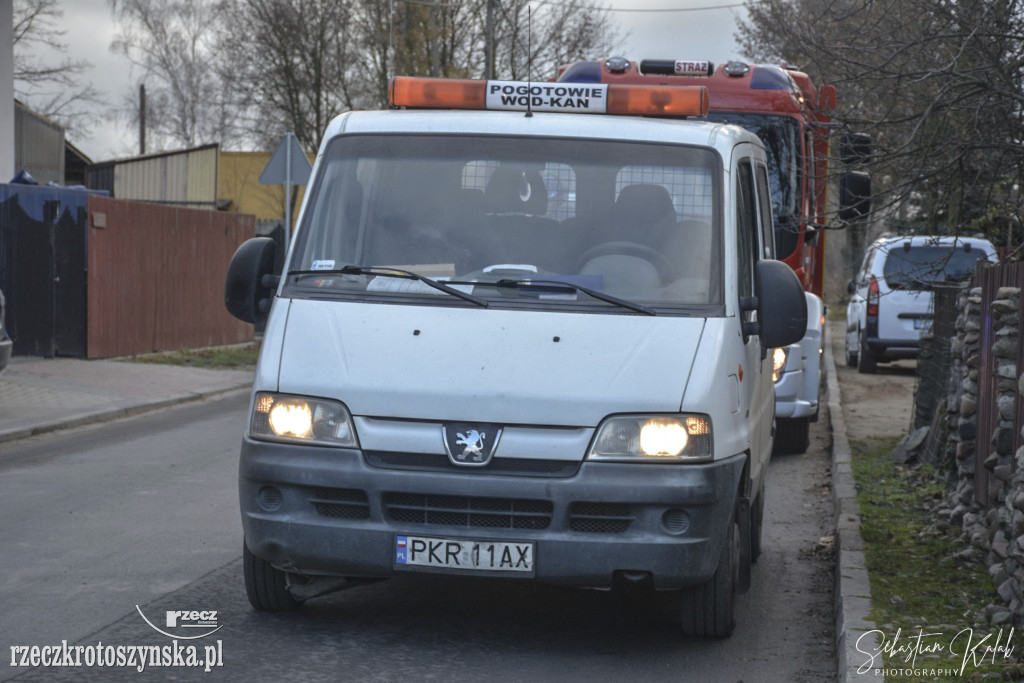 Ktoś wylał chemikalia do kanalizacji