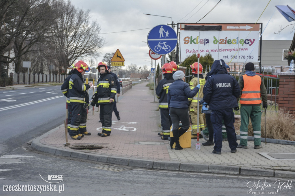 Ktoś wylał chemikalia do kanalizacji