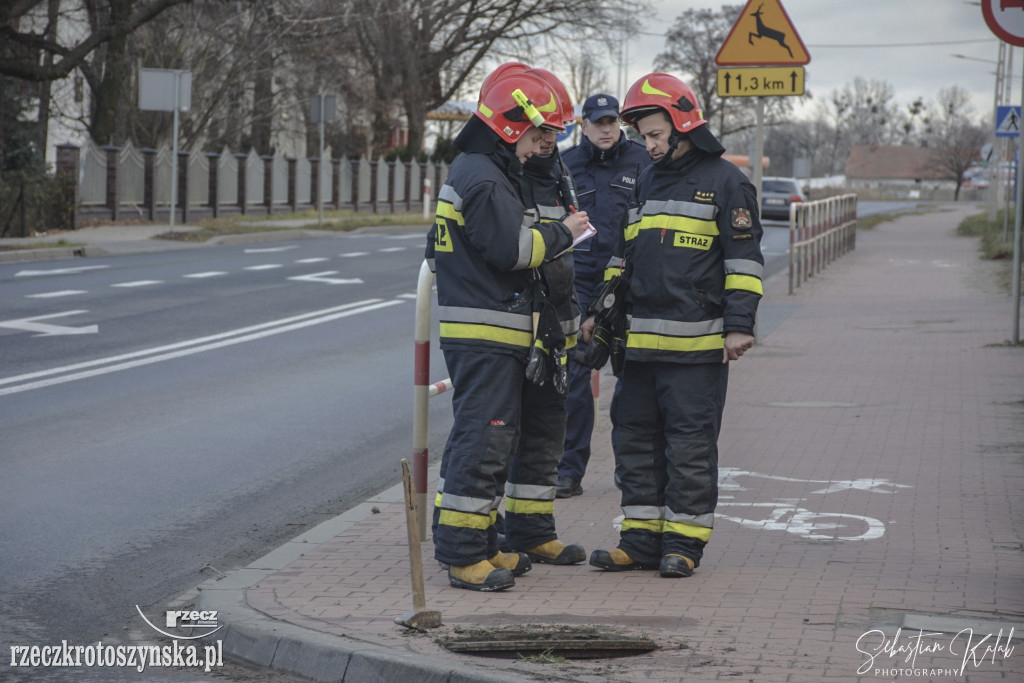 Ktoś wylał chemikalia do kanalizacji