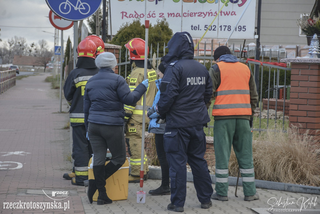 Ktoś wylał chemikalia do kanalizacji