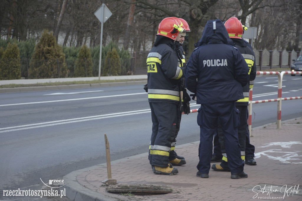 Ktoś wylał chemikalia do kanalizacji