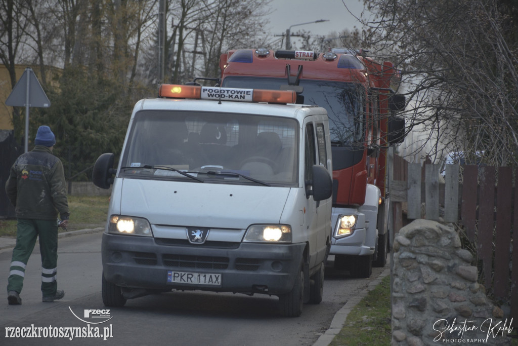 Ktoś wylał chemikalia do kanalizacji