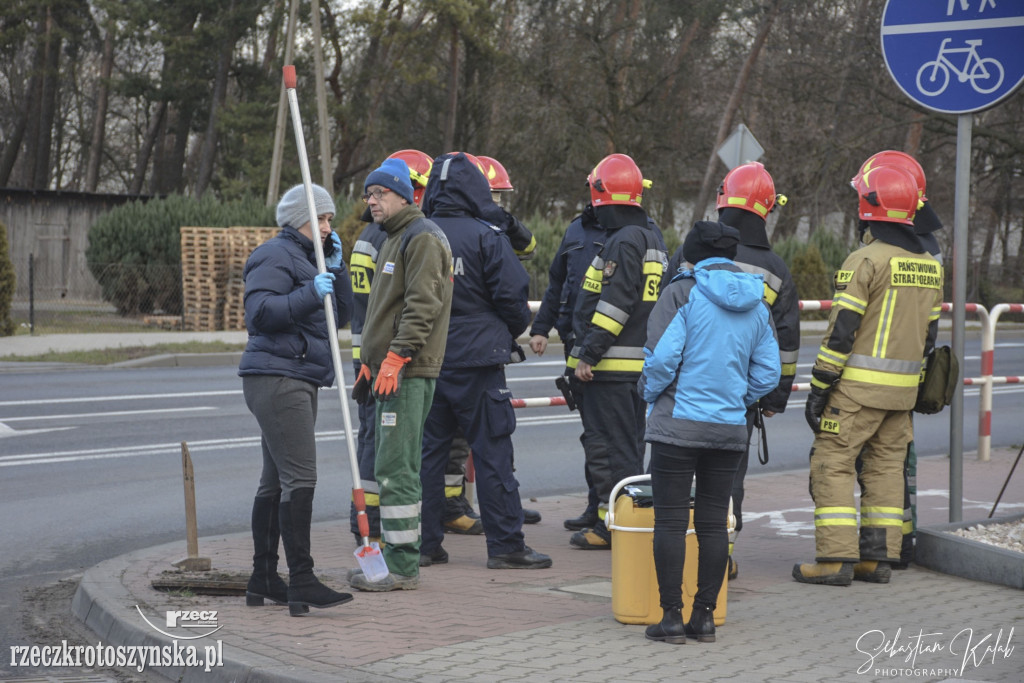 Ktoś wylał chemikalia do kanalizacji