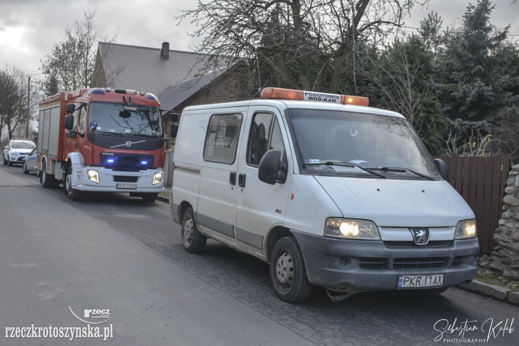 Ktoś wylał chemikalia do kanalizacji