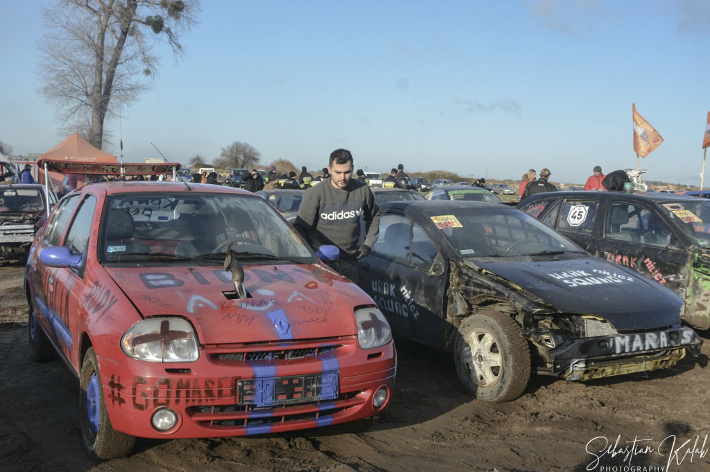 ZDUNY. Wrak race charytatywnie dla chorego Marcelka