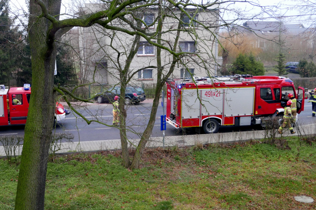 Zderzenie trzech samochodów na ul. Zdunowskiej