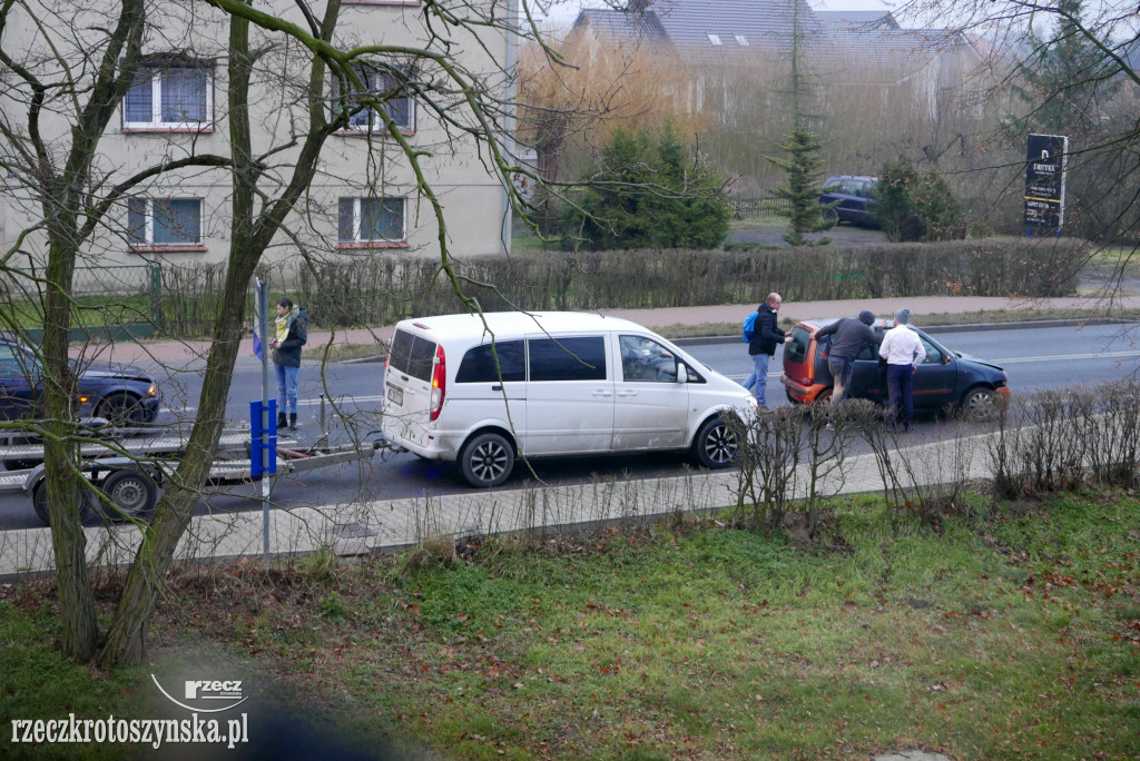 Zderzenie trzech samochodów na ul. Zdunowskiej