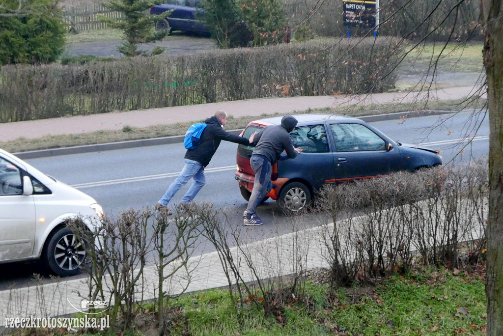 Zderzenie trzech samochodów na ul. Zdunowskiej