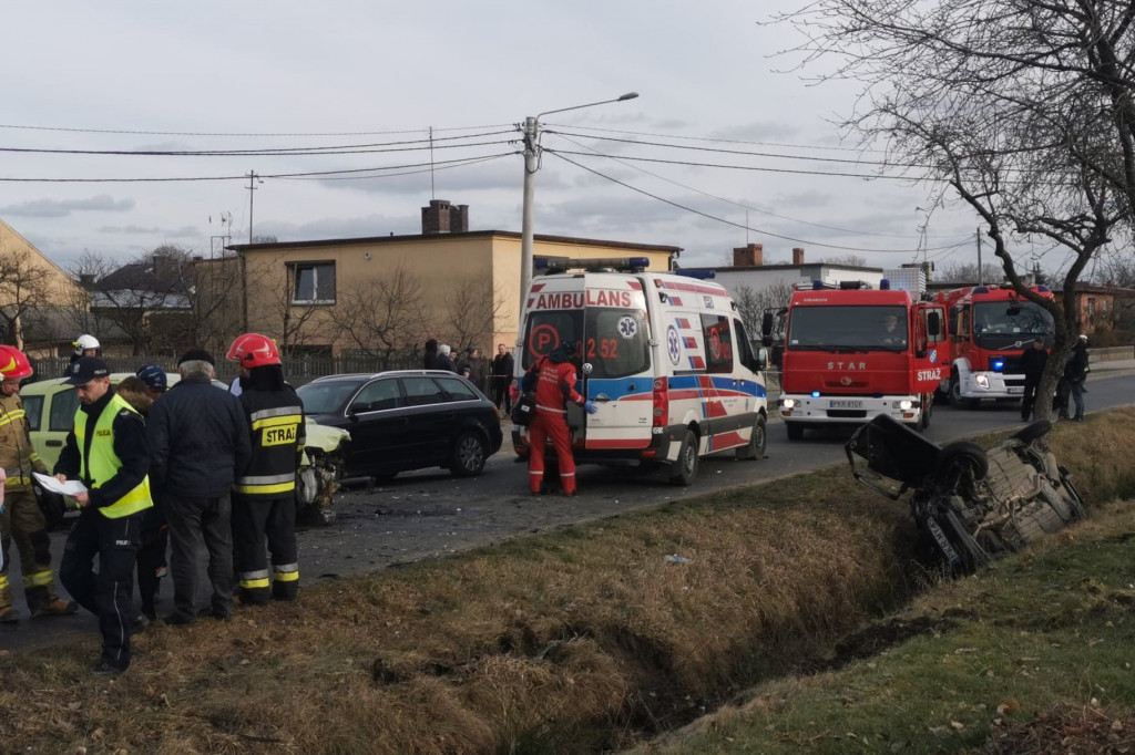 ROZDRAŻEW. Zderzenie 3 pojazdów. Interwencja śmigłowca LPR