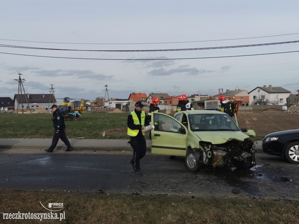 ROZDRAŻEW. Zderzenie 3 pojazdów. Interwencja śmigłowca LPR
