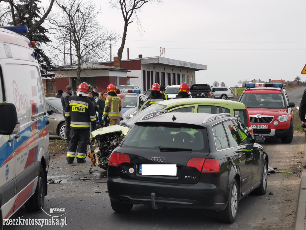 ROZDRAŻEW. Zderzenie 3 pojazdów. Interwencja śmigłowca LPR