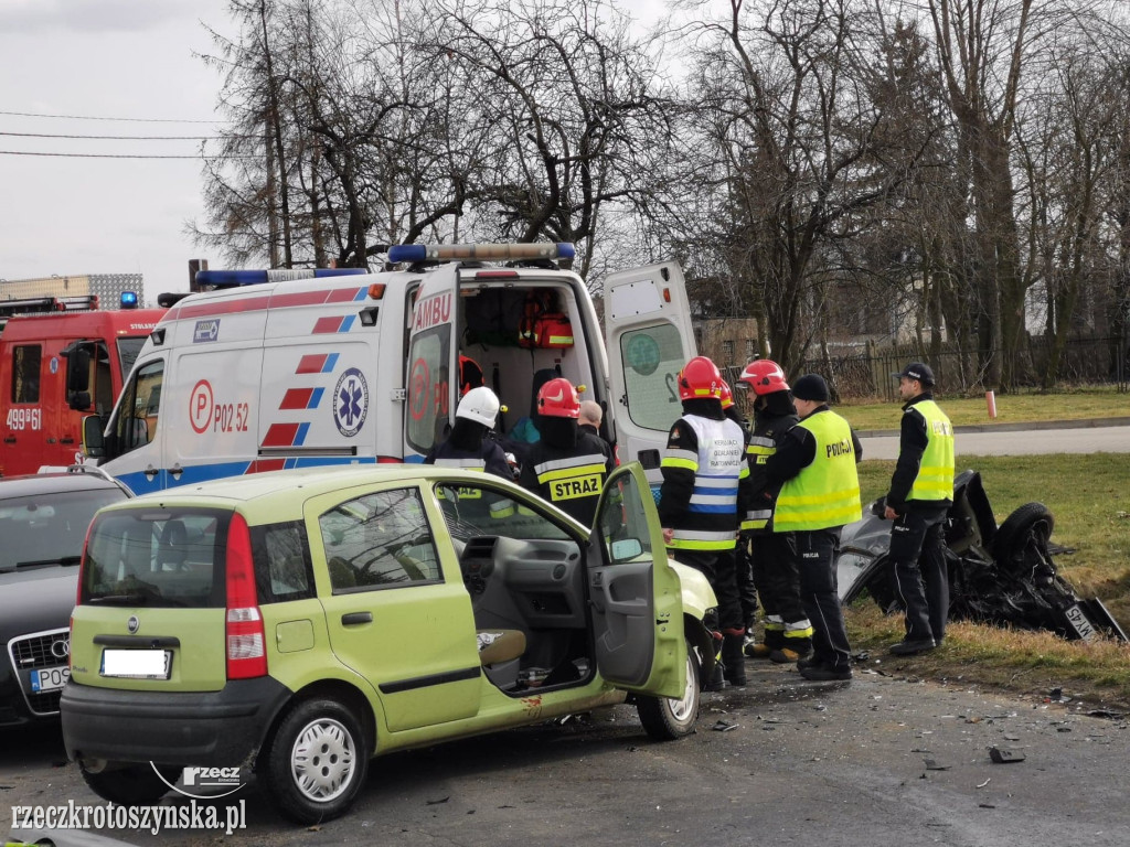 ROZDRAŻEW. Zderzenie 3 pojazdów. Interwencja śmigłowca LPR