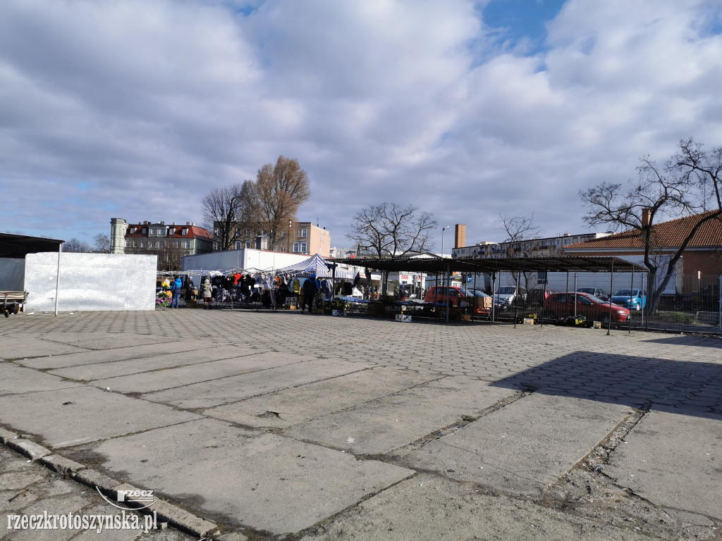 Życie na krotoszyńskim targu niemal zamarło. Czy ludzie się boją?