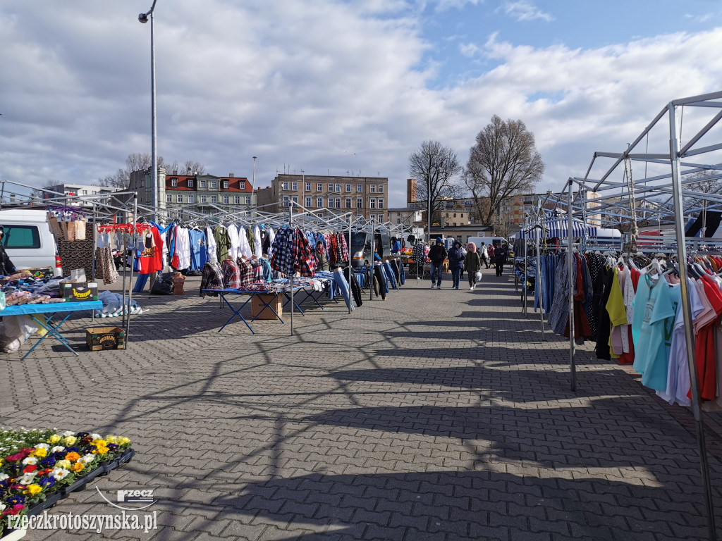Życie na krotoszyńskim targu niemal zamarło. Czy ludzie się boją?