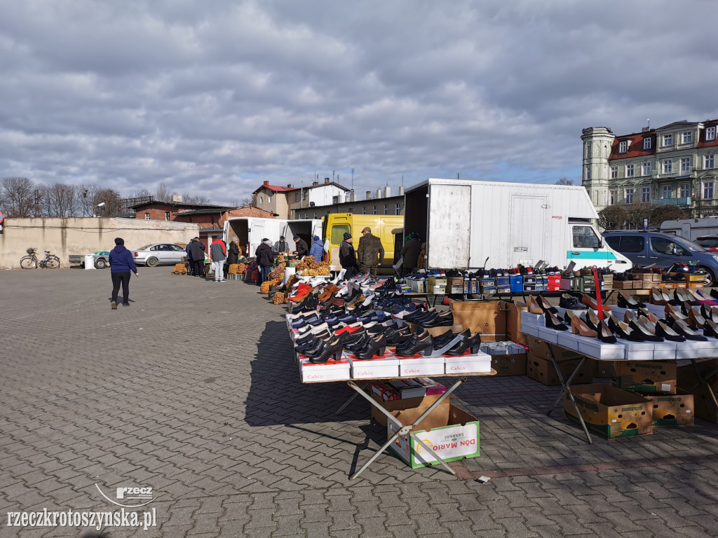 Życie na krotoszyńskim targu niemal zamarło. Czy ludzie się boją?